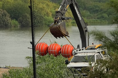 Esta barrera es parte de la operación migratoria planteada por Abbott, que incluye una mayor supervisión de la frontera y el traslado de recién arribados a otros Estados. En la imagen, instalación de las boyas en el río Bravo, el pasado 11 de julio.  