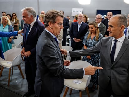 El presidente del Partido Popular, Alberto Núñez Feijóo, en un acto en Valencia este viernes, junto al negociador del PP para temas judiciales, Esteban González Pons (detrás de él, a la izquierda).