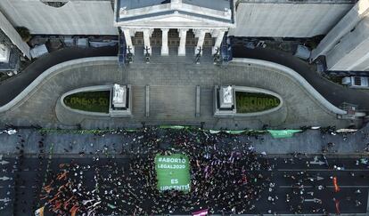 Activistas pro-abortistas se manifiestan a favor de la despenalización del aborto con una pancarta en la que se puede leer "Aborto legal 2020, es urgente", un día después de que el presidente Alberto Fernández enviara un proyecto de ley para legalizar el aborto, frente al Congreso en Buenos Aires, Argentina.