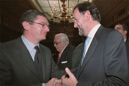 El secretario general del PP, Mariano Rajoy, saluda al alcalde de Madrid, Alberto Ruiz-Gallardón.