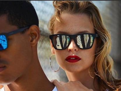 Las gafas de sol superventas en Amazon de Hawkers son unisex, están disponibles en color negro y nunca antes han estado tan baratas