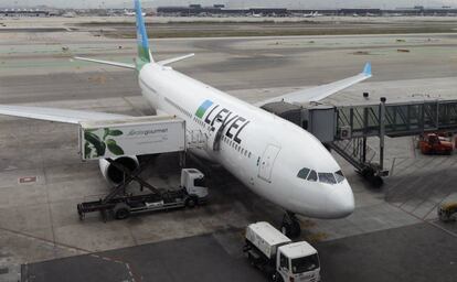 Avión de Level en el vuelo inaugural entre Barcelona y Santiago de Chile, el 31 de marzo pasado. 