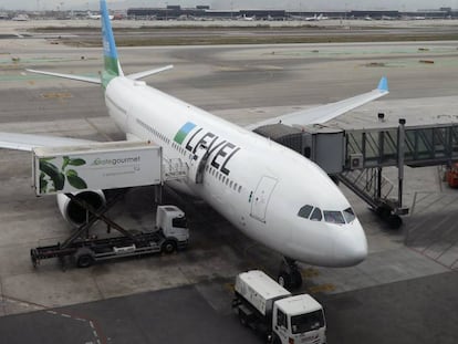 Avión de Level en el vuelo inaugural entre Barcelona y Santiago de Chile, el 31 de marzo pasado.
