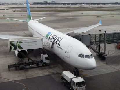 Avión de Level en el vuelo inaugural entre Barcelona y Santiago de Chile, el 31 de marzo pasado. 