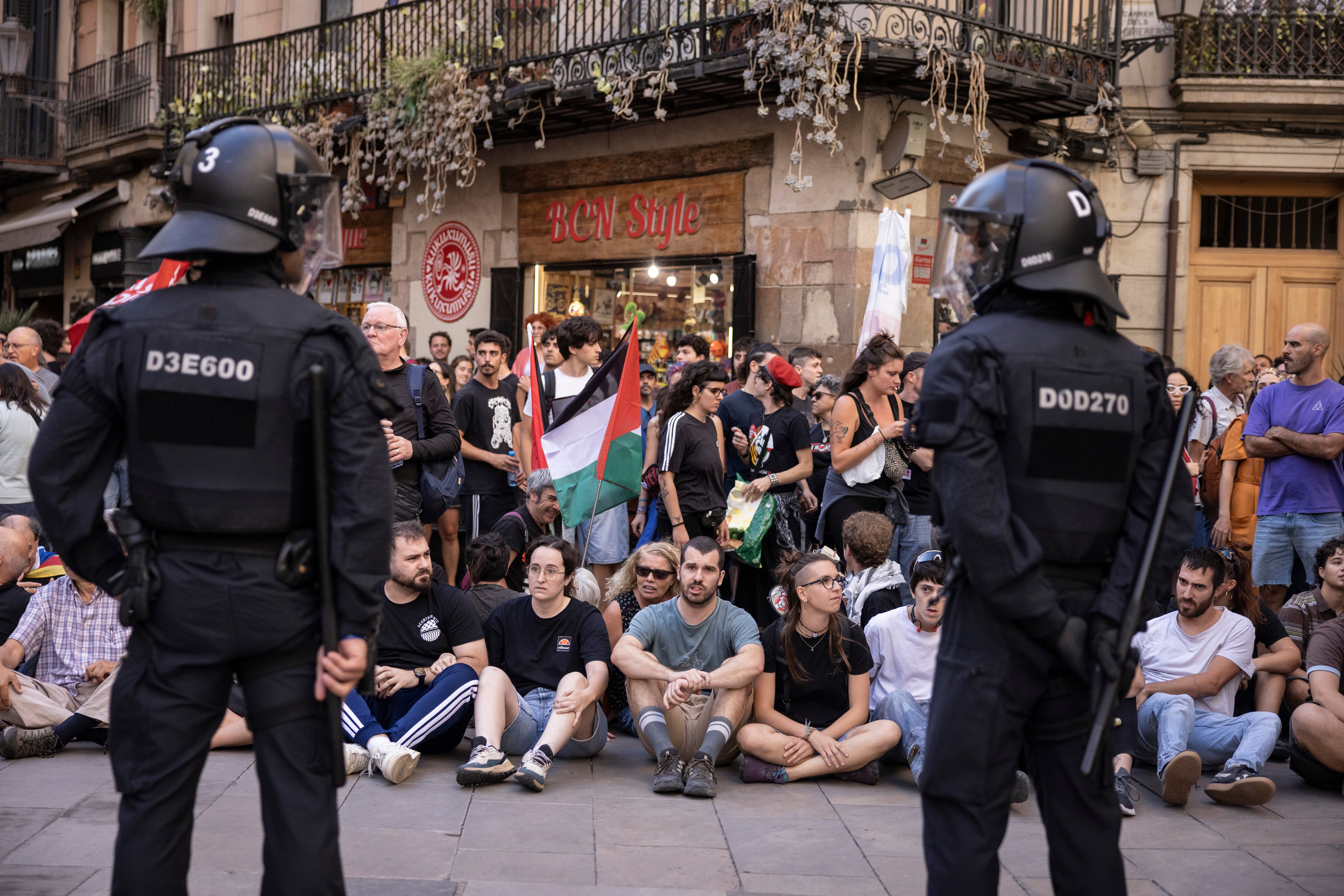 Varias personas se manifiestan durante una ofrenda floral en el Fossar de les Moreres, este jueves. 