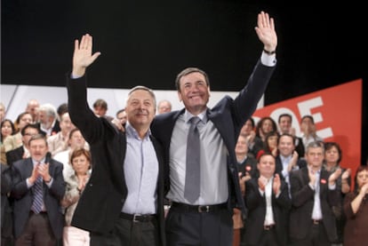 El vicesecretario general del PSOE, José Blanco, con el candidato socialista a la Comunidad de Madrid durante el acto de presentación de 110 aspirantes a alcalde.