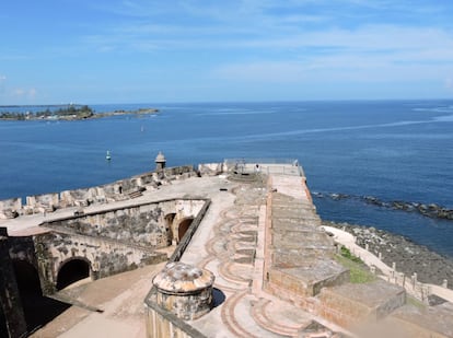 El castillo San Felipe del Morro es uno de los dos fuertes que la Corona española mandó construir para defender la bahía del ataque de piratas y enemigos. Su diseño en forma de cuerno daba a sus cañones un ángulo de fuego de 360 grados que cubría todo el horizonte.