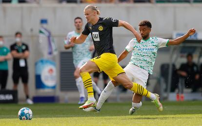 El delantero del Borussia Dortmund Erling Haaland disputaba el sábado un balón durante un partido de la liga alemana.