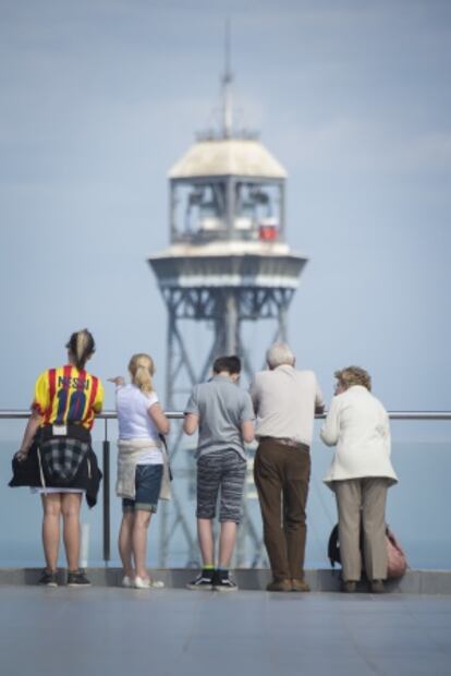 Grupo familiar de turistas en el Puerto de Barcelona.