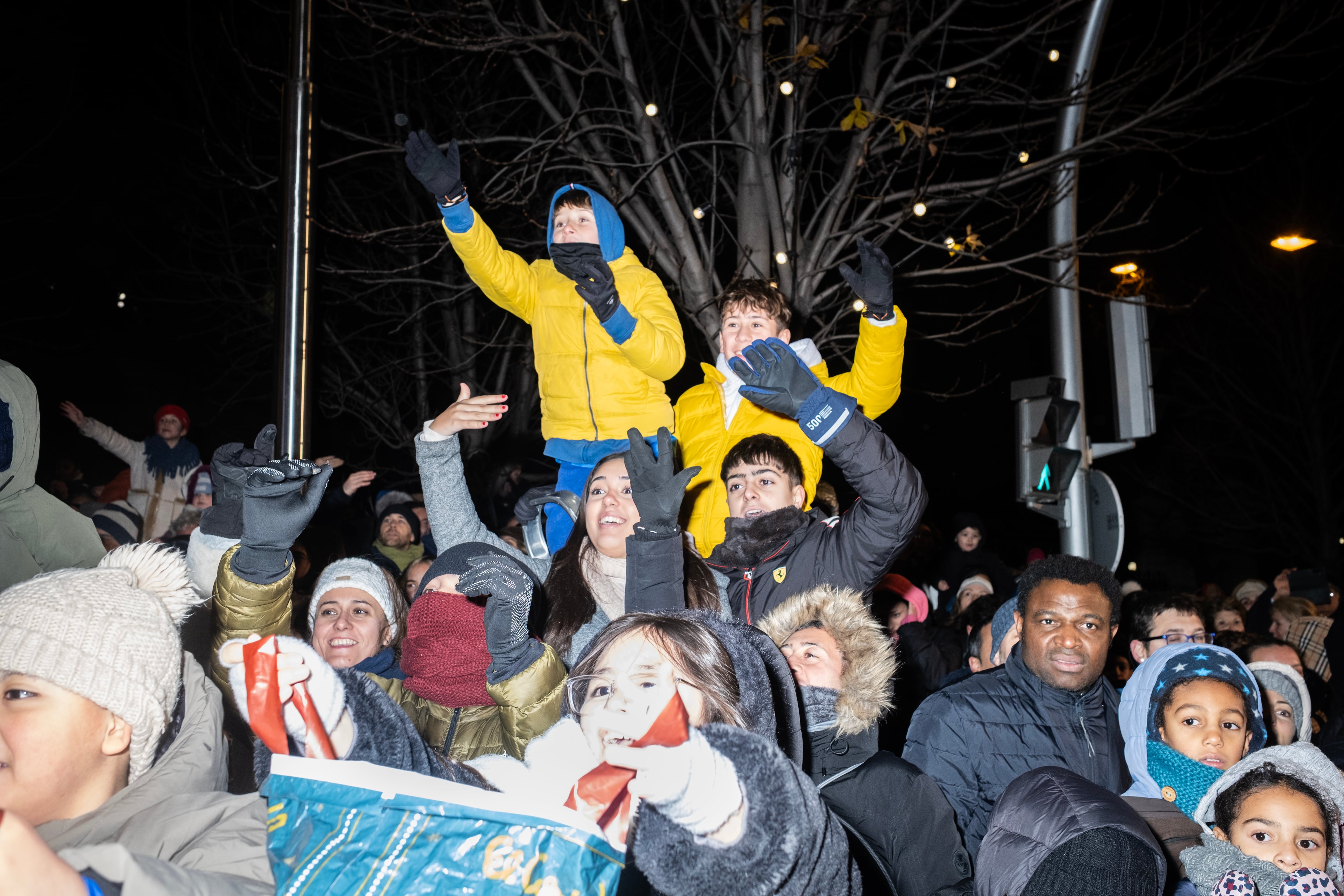 La familia Arbizu subida a su escalera para recoger los caramelos de la cabalgata de Madrid.