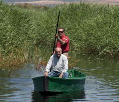 Bauti García Escudero, en primer plano, y su hermano Jesús, paseando por las Tablas de Daimiel.