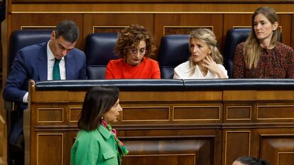 La ministra de Defensa, Margarita Robles (en primer término), pasa delante de la bancada del Gobierno (Pedro Sánchez, María Jesús Montero, Yolanda Díaz y Sara Aagesen), el pasado miércoles en el Congreso.