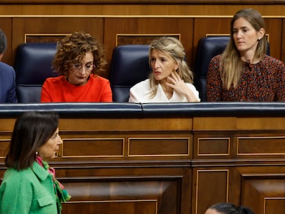 La ministra de Defensa, Margarita Robles (en primer término), pasa delante de la bancada del Gobierno (Pedro Sánchez, María Jesús Montero, Yolanda Díaz y Sara Aagesen), el pasado miércoles en el Congreso.