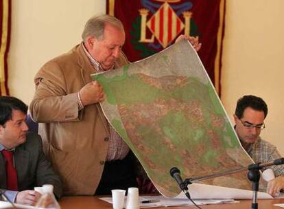 Francisco Tarazona en un pleno de 2006 donde trató de demostrar que familiares suyos eran los perjudicados por el Parque Natural del Turia.