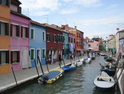 Fachadas de colores en las casas de pescadores de Burano, isla de la laguna veneciana