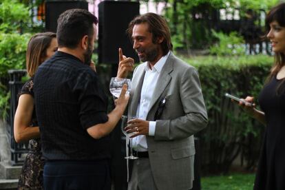 El actor Jordi Mollà charlando con el director Félix Sabroso