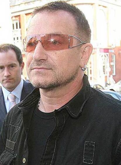 El cantante de rock irlandés Bono, comprometido con la lucha contra la pobreza y el Sida en Africa, se ha reunido con el secretario de Defensa estadounidense, Robert Gates en el Pentágono para hablar sobre los proyectos del departamento para establecer un nuevo comando militar para África. A propósito de un discurso reciente de Gates en la universidad de Kansas, el cantante y el secretario hablaron también "de su deseo compartido por una mayor participación de civiles en la solución de los problemas que afectan a la región", según Geoff Morrell, portavoz del Pentágono.