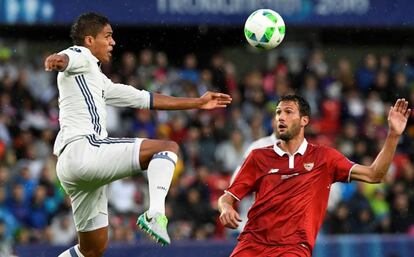 Varane despeja ante Vázquez.