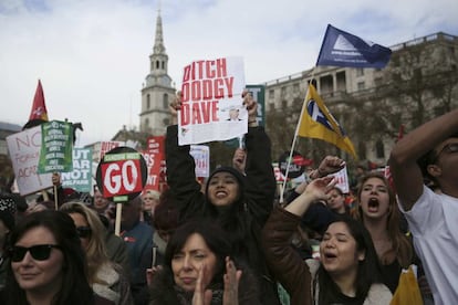 Manifestantes contra la pol&iacute;tica de recortes de David Cameron