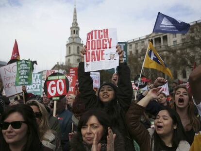 Manifestantes contra la pol&iacute;tica de recortes de David Cameron