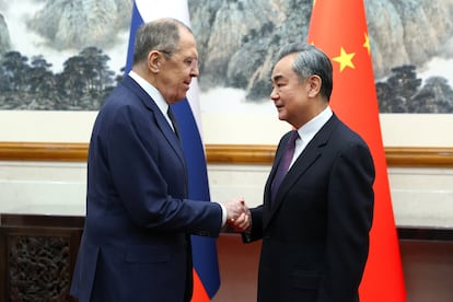 Wang Yi, ministro de Exteriores chino (derecha) junto a su homólogo ruso, Serguéi Lavrov