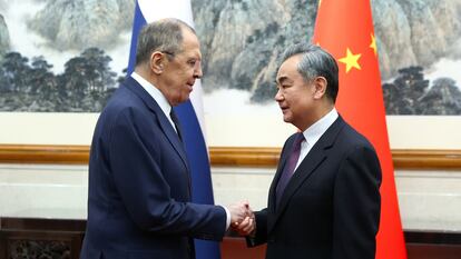 Wang Yi, ministro de Exteriores chino (derecha) junto a su homólogo ruso, Serguéi Lavrov, durante su encuentro este martes en Pekín.