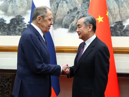 Wang Yi, ministro de Exteriores chino (derecha) junto a su homólogo ruso, Serguéi Lavrov