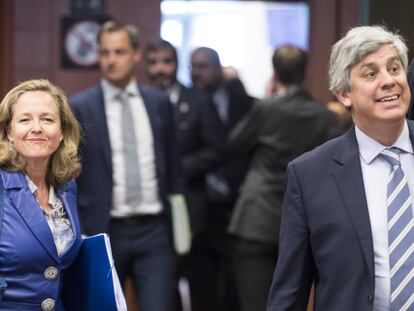 La ministra de Economía, Nadia Calviño, junto al presidente del Eurogrupo, Mario Centeno, durante el Eurogrupo de este jueves.