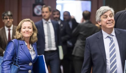 La ministra de Economía, Nadia Calviño, junto al presidente del Eurogrupo, Mario Centeno, durante el Eurogrupo de este jueves.