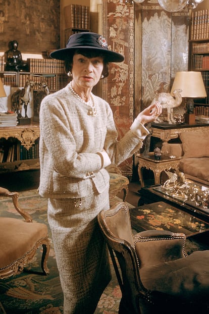 Es una de las creaciones más famosas, reconocibles y deseadas de Chanel. También una de las más imitadas por multitud de firmas. La clásica chaqueta de tweed firmada por la maison francesa es una de las creaciones de Gabrielle Chanel presente en los armarios de celebridades de todos los tiempos. Ha pasado a formar parte de armarios tan admirados como el de Diana de Gales o Jacqueline Kennedy, al tiempo que ha sido lucida por iconos tan actuales como Rihanna.