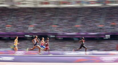 David Lekuta Rudisha de Kenia encabeza la carrera de los 800 metros.