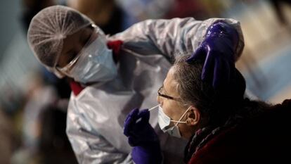 Un sanitario realiza test de antígenos de detección del covid, en la Zona Básica de Salud de Felipe II, en Móstoles, Madrid (España).