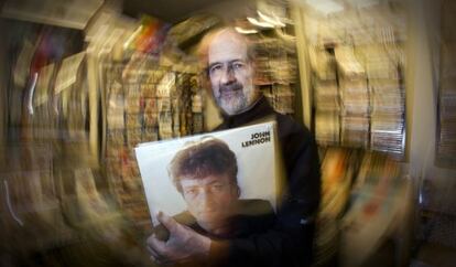Carlos García, fan de los Beatles, elemento inalterable en los 37 años de su tienda Discos Surco.