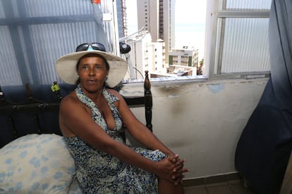 Marlene Aparecida da Silva Januário, 55 anos, vende cachorro quente na praia de Boa Viagem. No início dos anos 90 comprou uma quitinete no Holiday, onde mora nos últimos anos. "Aqui é legal, eu gosto daqui. E qualquer lugar pra morar é bom, é só você saber morar", diz. 