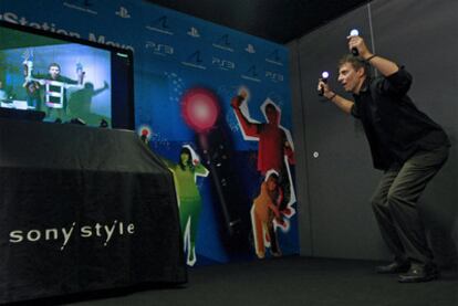 Richard Marks, directivo de PlayStation, probando el nuevo mando PlayStation Move en Madrid.