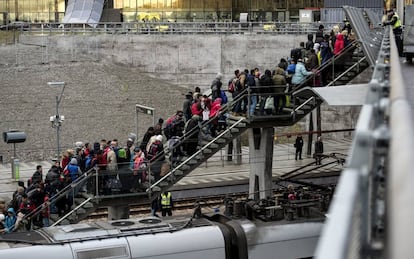 Cola de migrantes llegados a Malmö desde Dinamarca el pasado noviembre.
