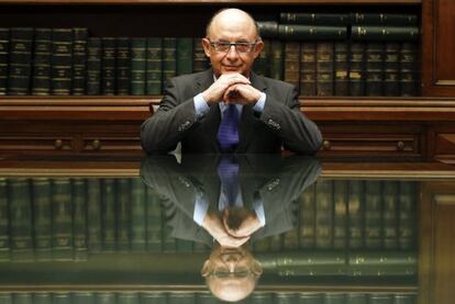 Montoro posa en su despacho del Ministerio de Hacienda, en Madrid.