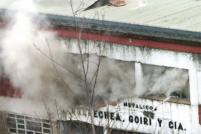 Las instalaciones de la empresa Barrenetxea Goiri, momentos después de que explotara la bomba de ETA.