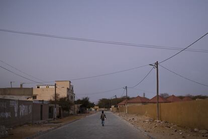 Como si de un cuento se tratara, de vez en cuando, en los múltiples cruces de los barrios aparecen niños solitarios que corren hacia una de las muchas casas que reparten alimentos y bebidas.