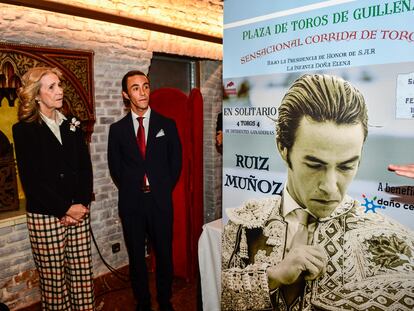 La Infanta Elena y el diestro José Ruiz Muñoz, junto al cartel del festejo.