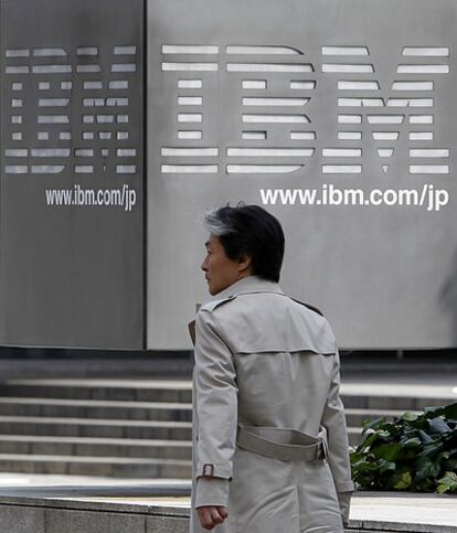 Un hombre pasa junto a la sede de IBM en Japón.