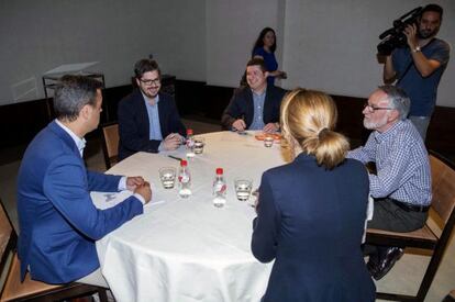 Reuni&oacute;n de representantes de Ciudadanos y PP en Murcia, la pasada semana.