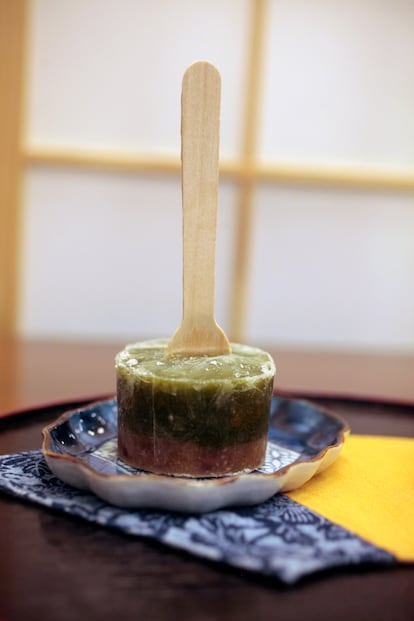 Polo de matcha con judías azuki de Wagashi Utatane