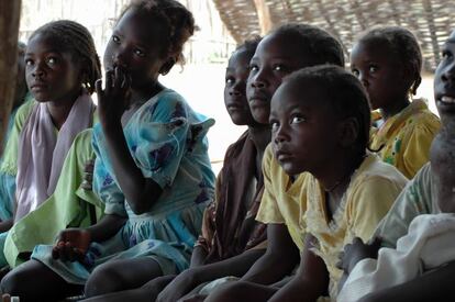 2005, Darfur, Sudán. Programa de alimentación escolar para niños desplazados por la guerra. El conflicto en Darfur, que dura ya una década, se ha intensificado recientemente debido a conflictos intertribales por tierras cultivables y recursos, provocando la mayor oleada de desplazamientos de población que la región haya experimentado en los últimos años. Nuestras visitas a los lugares donde se desarrollan las actividades del PMA suelen generar cierto revuelo, sobre todo entre los niños. No fue fácil convencer a estas pequeñas de que dejaran de mirar a la cámara y se concentraran en su profesora…