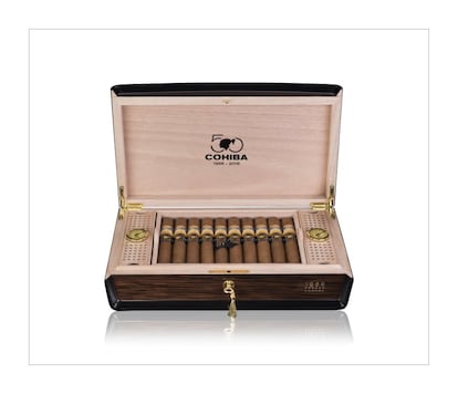 Por el 50 aniversario de la marca Cohiba, Habanos diseñó una serie de productos especiales. El último en llegar a España es Cohiba Majestuosos 1966, un puro único de calibre grueso, exquisita ligada, de carácter fuerte y sabores complejos e intensos. Se presenta en un exclusivo y elegante humidor, cuyo diseño de formas curvas le da un aire vintage en homenaje al momento del lanzamiento de la marca, en los años 60. Cada cigarro cuenta con el cintillo conmemorativo en negro y oro, con el sello del 50 aniversario. Precio: 6.000 euros.