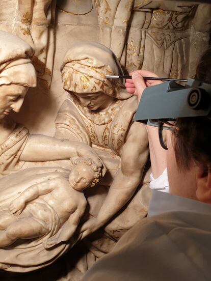 Una de las expertas del IPCE toma muestras antes de la restauración.