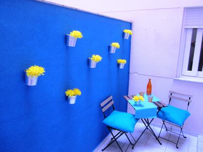 J. González envía desde Granada este original patio azul adornado de plantas que no necesitan nada de riego