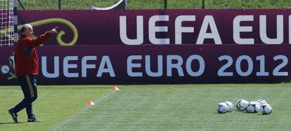 Del Bosque, durante un entrenamiento con la selecci&oacute;n