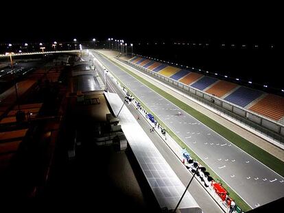 La recta del circuito de Losail, iluminada durante el ensayo nocturno de ayer en Qatar.