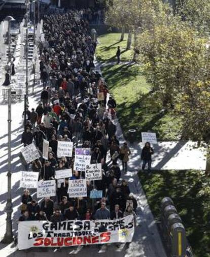 Cientos de personas se han manifestado hoy por las calles de Pamplona en contra del ERE planteado por la dirección de Gamesa, que contempla un total de 283 despidos en sus centros de Navarra, sin contar a los subcontratados.